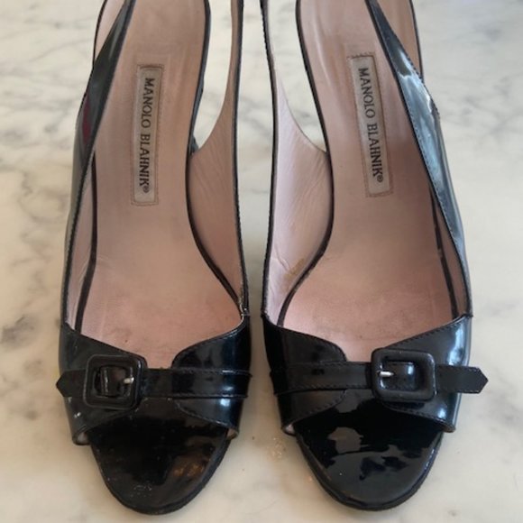 MANOLO BLAHNIK BLACK PATENT SLINGBACK OPEN TOE HEELS. SIZE 38.5/8.5 M - Picture 3 of 9